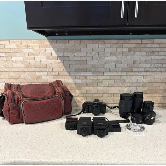 Canon T70‎ Film Camera 50mm Lens Kit Vintage Extras