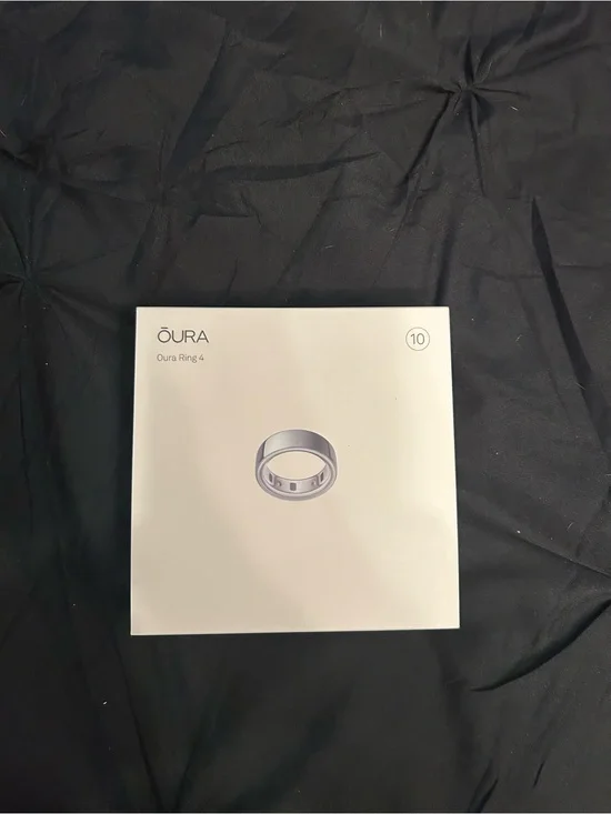 Oura Ring 4 Box in White and Silver