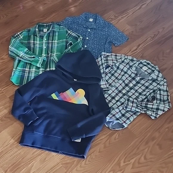 4 pieces of gap size 6/7‎ sweatshirt an long sleeve