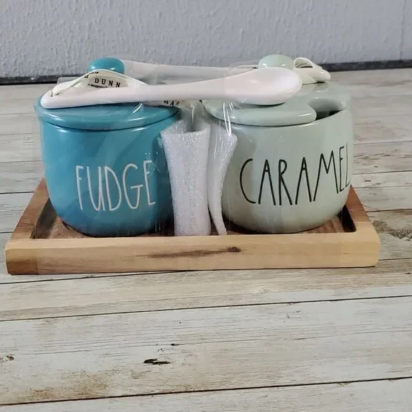 NEW NWT Rae Dunn FUDGE and CARAMEL Jars Serving Set‎ on Wood Tray with Spoons