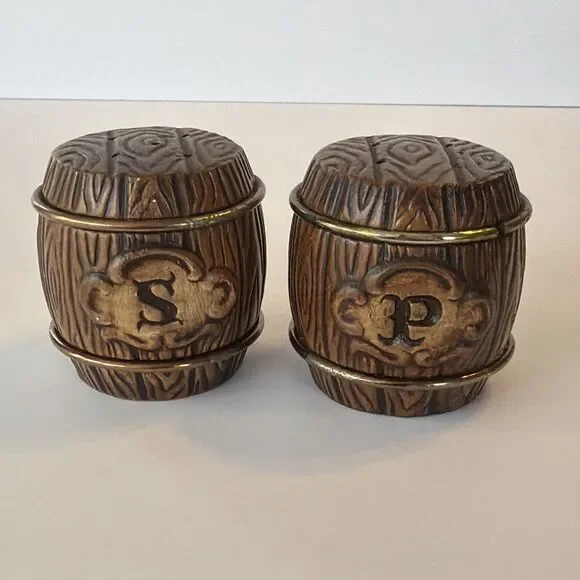 Vintage Barrel Keg Salt Pepper Shaker Faux Wood Rustic Cabin Pub Tavern Decor