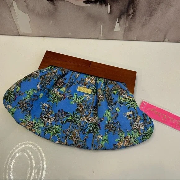 ! Lilly pulitzer gwp clutch Sun Shui Shing!