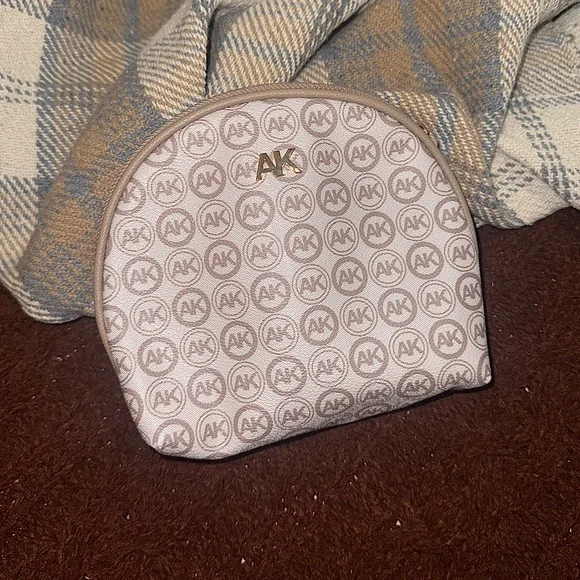 Anne Klein zipper cosmetic pouch 👛
