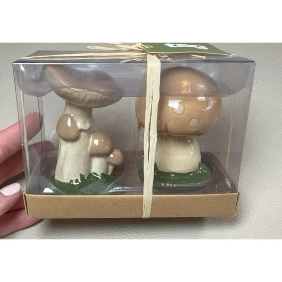 Mushroom salt & pepper shakers. NEW.