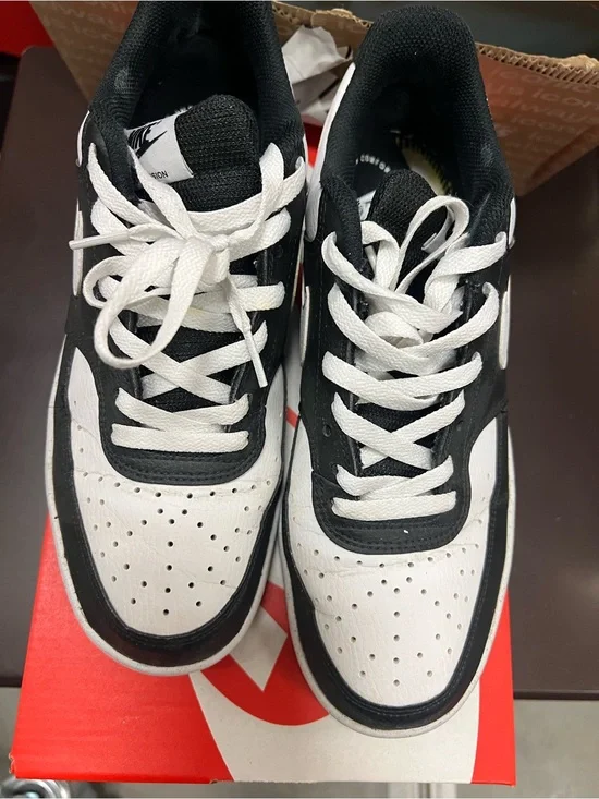Nike Men's Black and White Low-Top Sneakers
