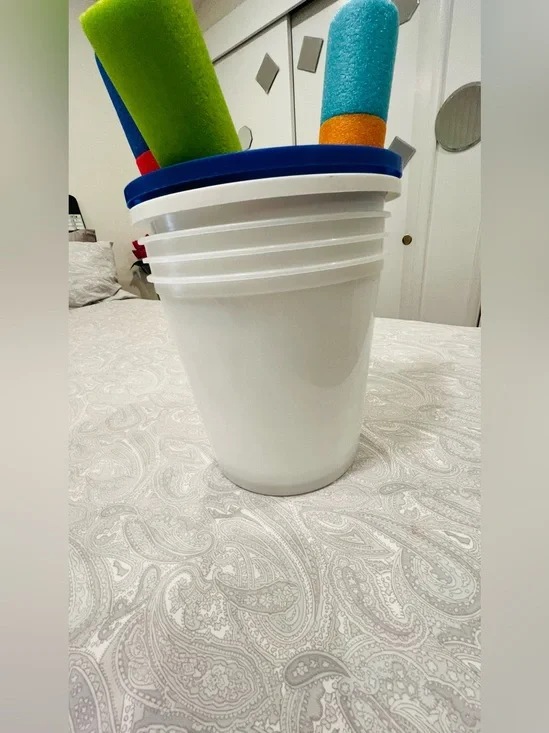5 White& blue Plastic Bucket with 3 Foam water blasters playing toys