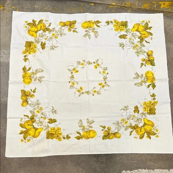 Vintage Tablecloth perfect size & the gold apples & berries are beautiful Soft