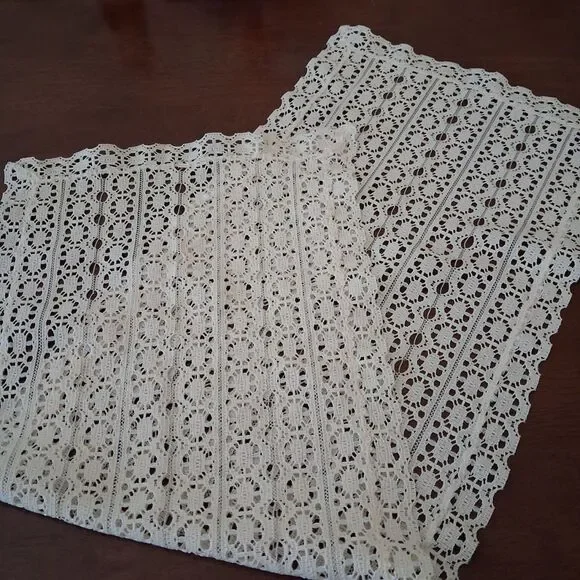 Vtg White Lace Table Runner 33x12 Inch Buffet Scarf Dresser Vanity Mat Rectangle
