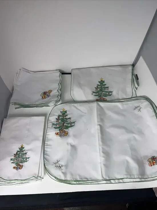 Set of Vintage B.M. Jabara Christmas Embroidered - 8 Placemats 8 Napkins Runner