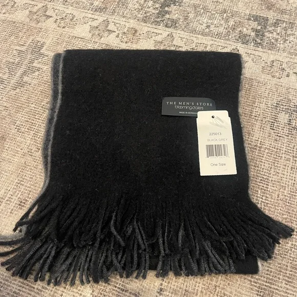 NWT Bloomingdale’s The Men’s Shop Solid black/gray 100% wool Fringe Trim Scarf