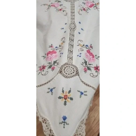 Handmade Embroidered Applique Tablecloth Cutaway Crochet Lace trim 12 Napkins