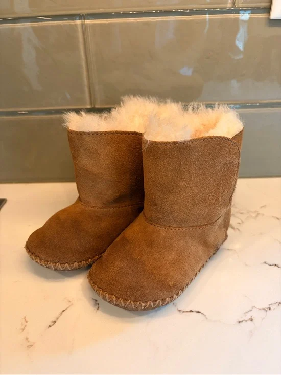 UGG Chestnut Suede Baby Booties with Shearling Size 4/5