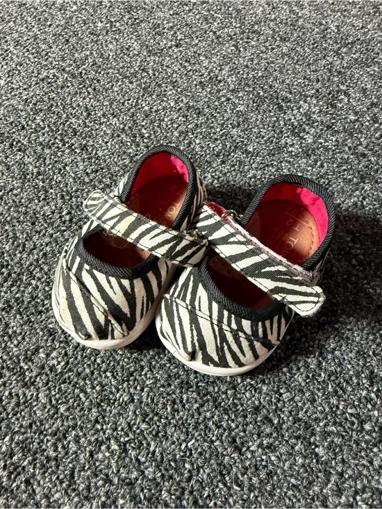 Tom’s Zebra Print Mary Jane Kids Shoes - Black & White size 2