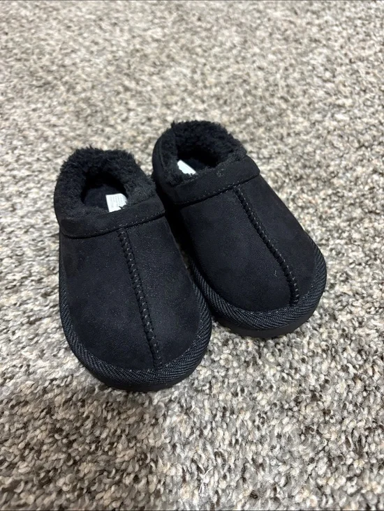Cozy Black Fleece-Lined Slip-On Clog