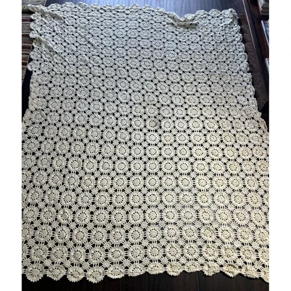 Handmade Crochet Tablecloth Coverlet Cottage Core Medallion Vtg 80