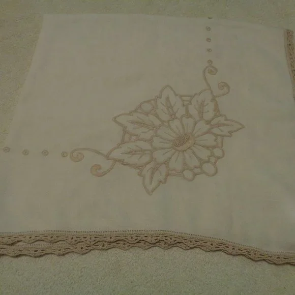 BEAUTIFUL CREAM & BEIGE EARLY 1900S LINEN CROCHETED & LACE SM TABLECLOTH