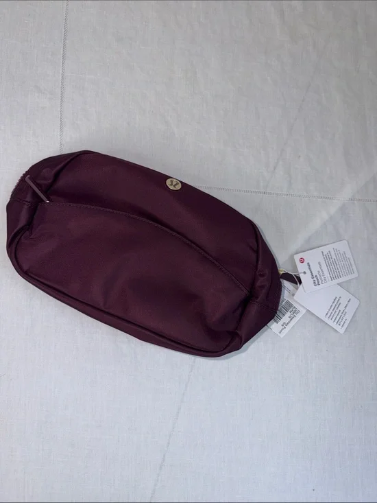 NWT New LULULEMON City Essentials Pouch 4L Black Plum