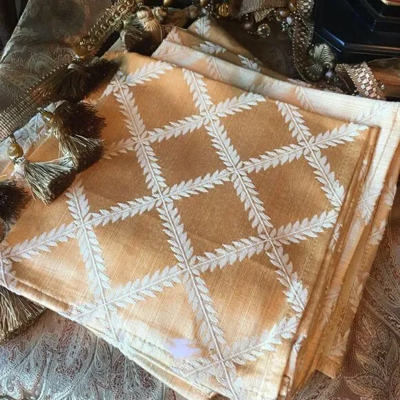 DIAMOND GOLD Dinner Napkins!