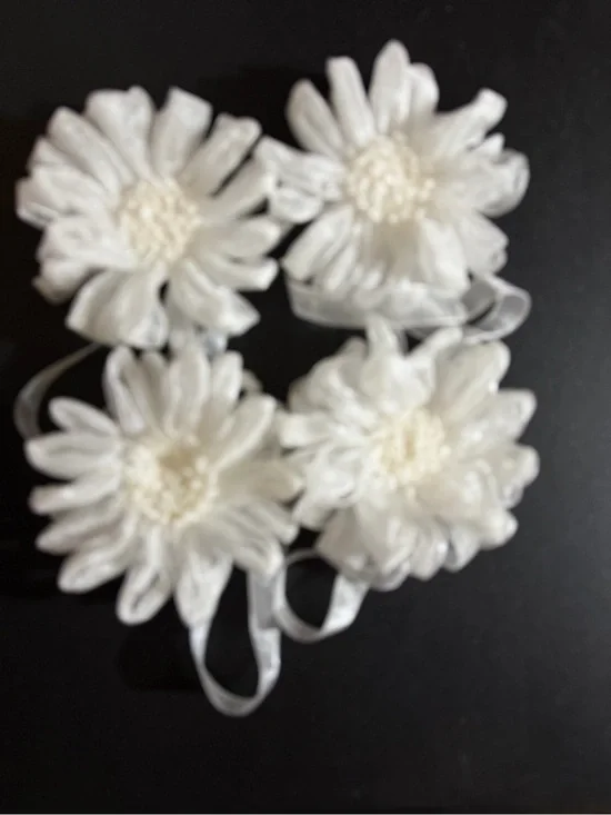 White Floral Ribbon magnetic napkin rings – Pack of 4