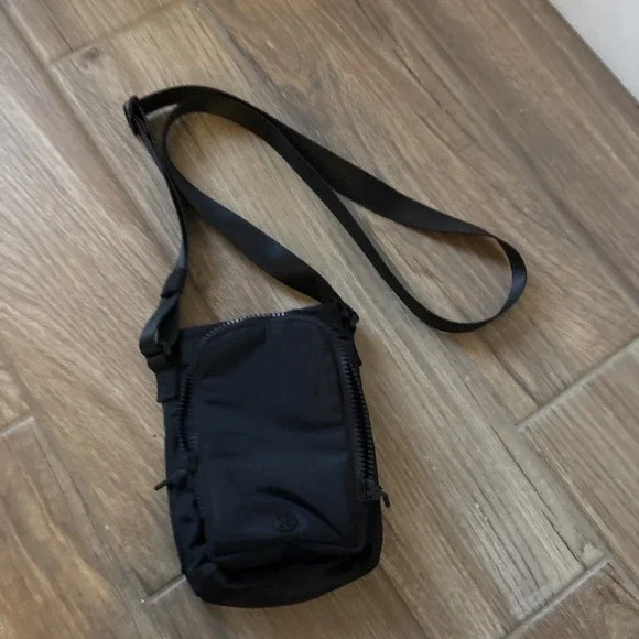 Lululemon Water Bottle Crossbody Bag Black NWOT