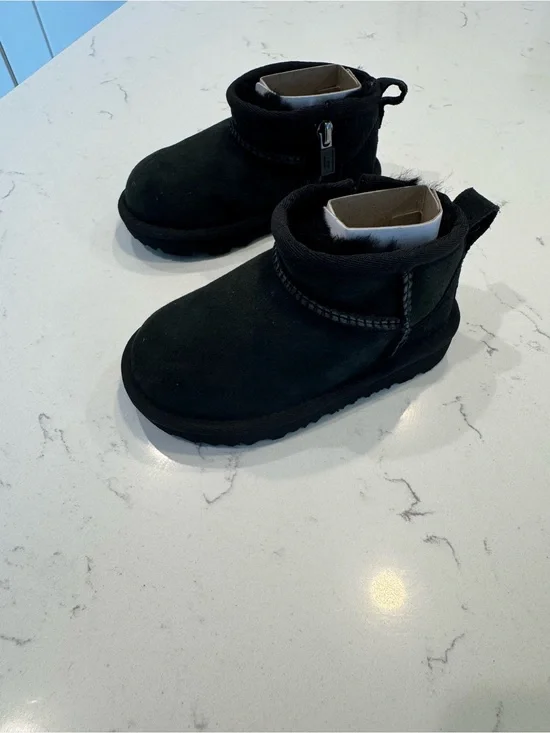 UGG Toddlers' Classic Ultra Mini Boot Black Size 7 New without Box