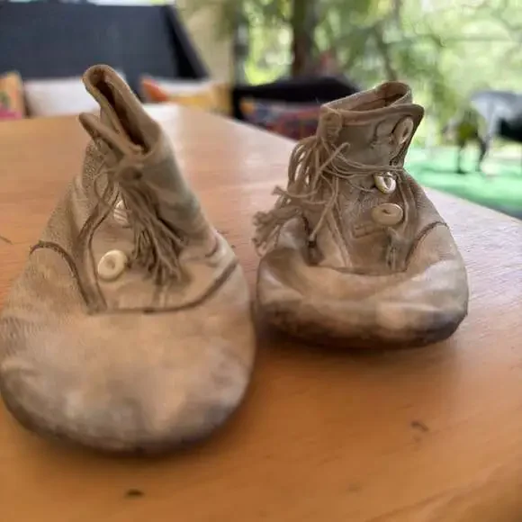 ANTIQUE VICTORIAN CREAM KID LEATHER BABY CHILD SHOES 3 BUTTON HIGH TOP TASSLE