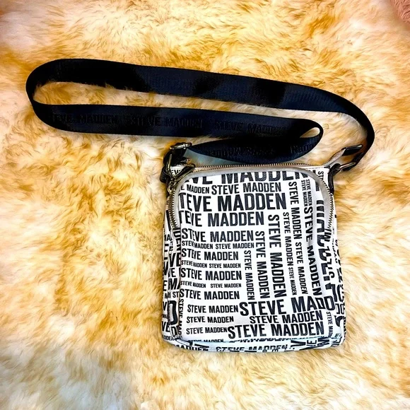 Steve Madden Black & White Spell Out Logo Crossbody‎ Purse 🖤🤍✨