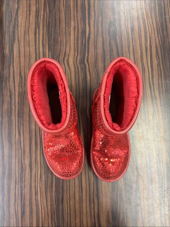 Ugg - Kids Classic Ii Gel Hearts Short Boots, size 2 US little kids, color red.