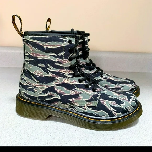 Dr. Martens Kids Camouflage Lace-Up Boots in Green and Black