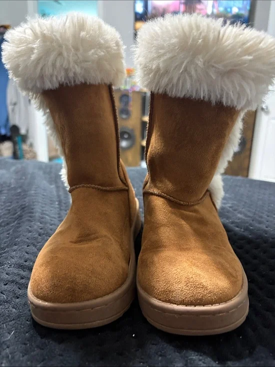 SO Kids Tan Faux-Suede Boots with Cream Fur Trim little girls size 13