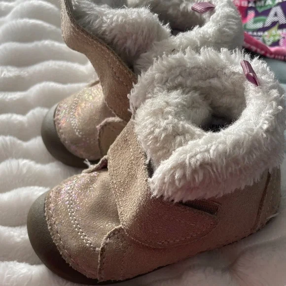 Stride Rite Tan toddler Boots with  White Fur size 4.5