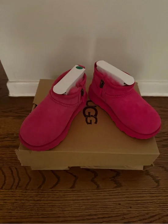 UGG Classic Ultra Mini in Bright Pink