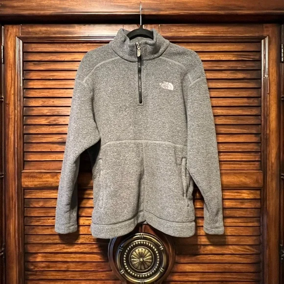 The North Face Men's Gray pullover Sweater Size Medium‎