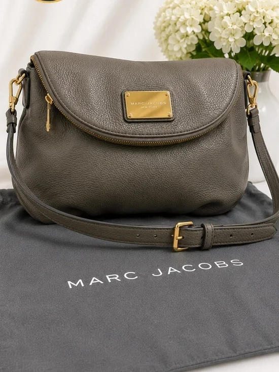 Marc Jacobs Natasha Gray Pebbled Leather Crossbody Gold HW Dust Bag EUC