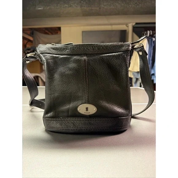 Fossil Black Pebbled Leather Crossbody Bag ZB2544 Silver Tone Keyhole Logo‎