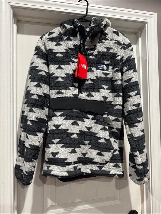 The North Face Black & White Geometric Sherpa Pullover