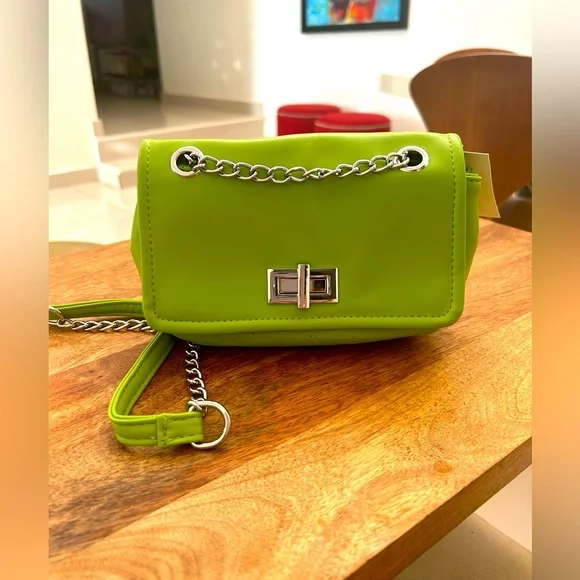 NWT Green w/ Silver Chain Purse