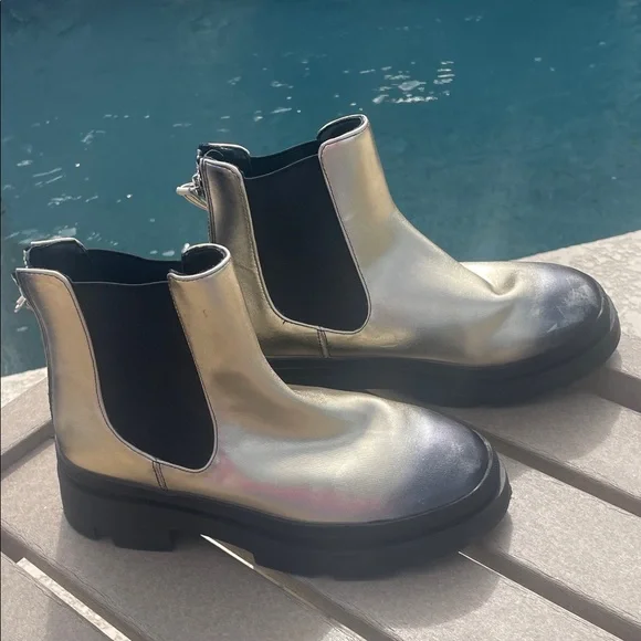 Steve Madden Kid Moto Chelsea-style JTeresta Ankle Boot. Gold ombré finish. SZ 4