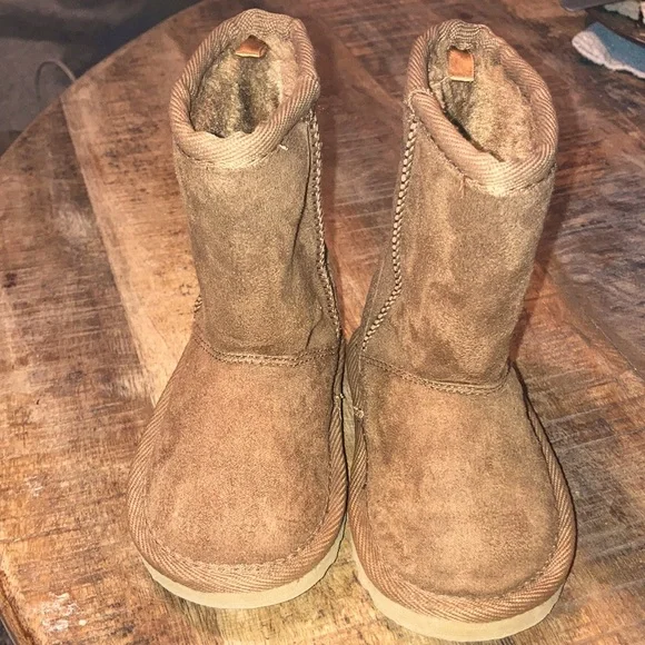 Size 5 The Children’s Place faux Ugg’s pull on boot. Fleece lining.