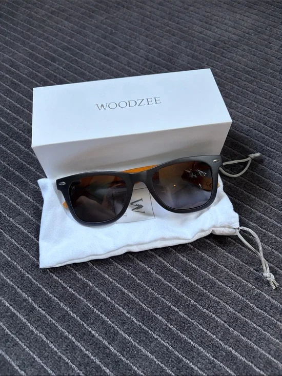 WOODZEE Black Frame Sunglasses with Brown Gradient Lenses - brand new