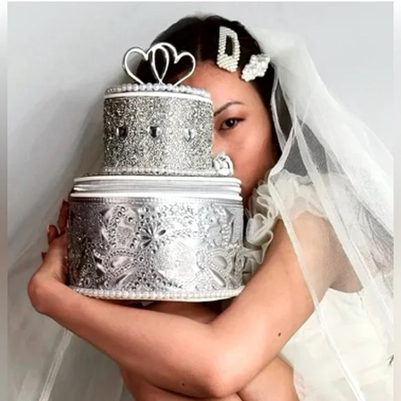 🩶 Betsey Johnson Kitsch Frost Yourself Silver Rhinestone Wedding Cake  Crossbody