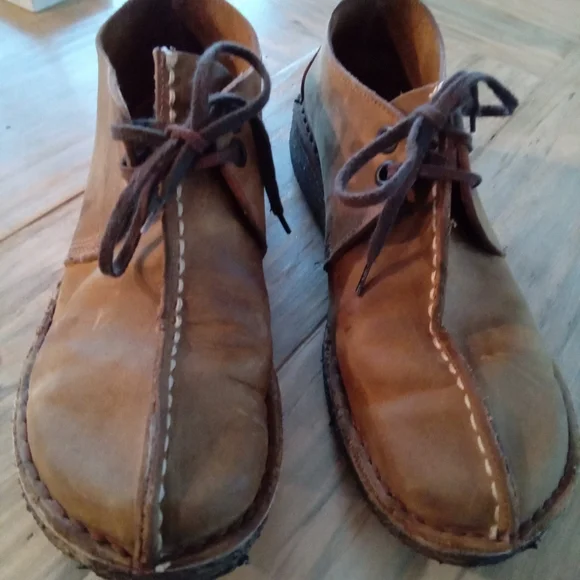 Clarks Desert Trek Chukka Boys 5 1/2 Women's Size 7.