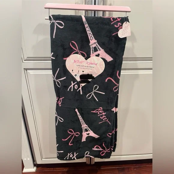 Betsey Johnson Pink and Black Plush Throw blanket Eiffel Tower Valentine’s Day
