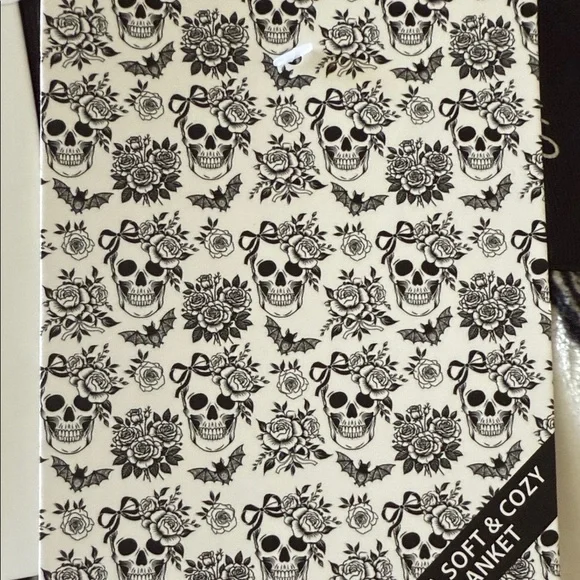 Deborah Connolly designs Halloween skull and bow queen blanket☠️🥀🦇