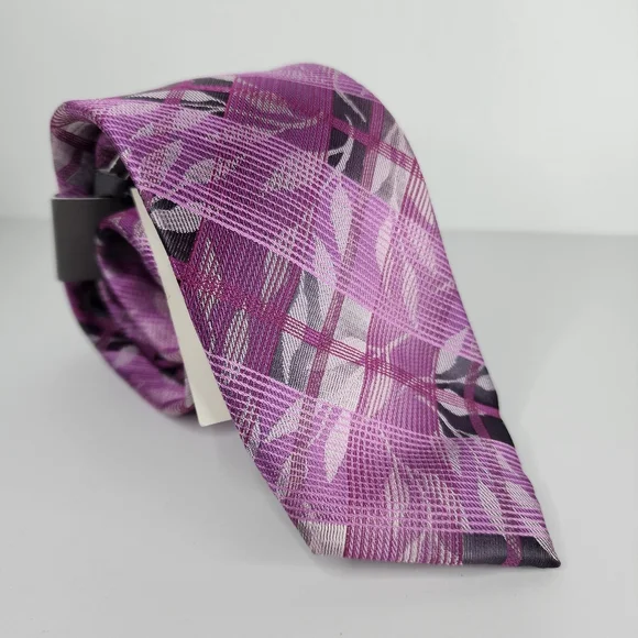 VAN HEUSEN Purple Leaves Tie. NWT.