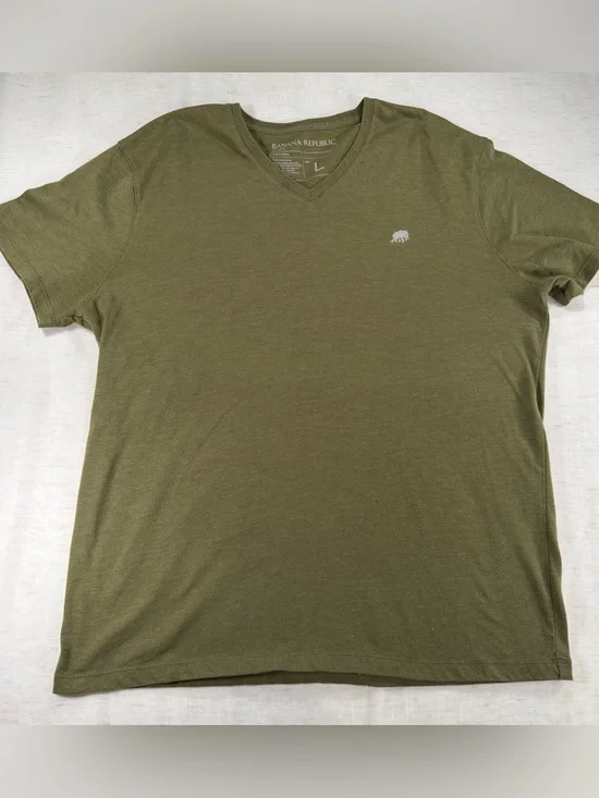 Banana Republic Men's Olive Green V-Neck Tee