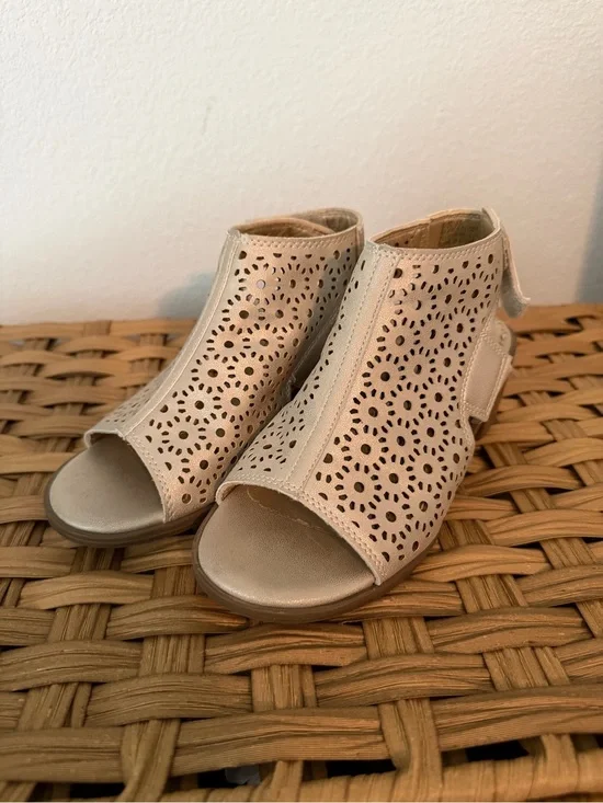 Girls' Laser-Cut Open-Toe Dress Sandals in Beige
