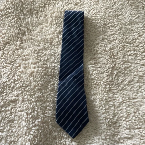 Oscar de la Renta Tie 100% Silk Striped Navy Blue Silver WPL 4075 Designer Luxe