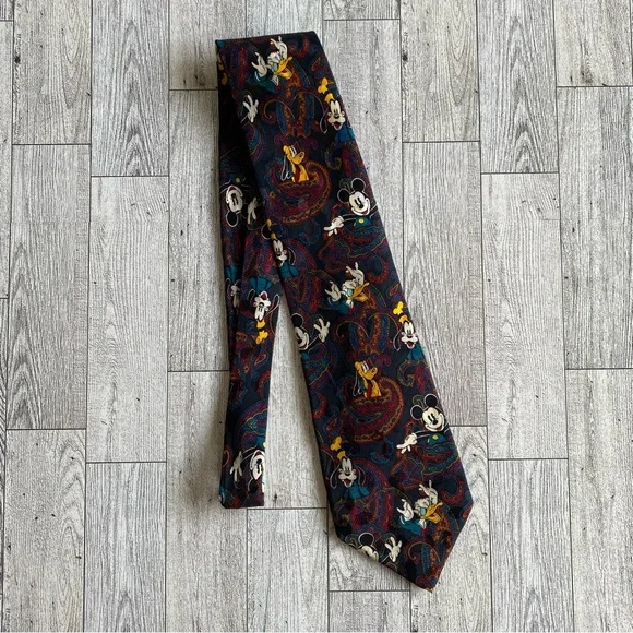 THE DISNEY STORE Necktie Mickey Mouse Goofy Donald Duck Pluto Paisley‎ Design