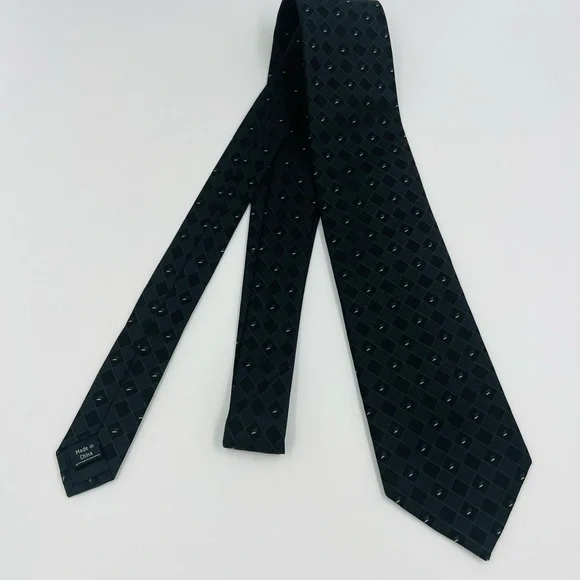 Van Heusen studio Black 100% silk Diamond Argyle Classic Tie